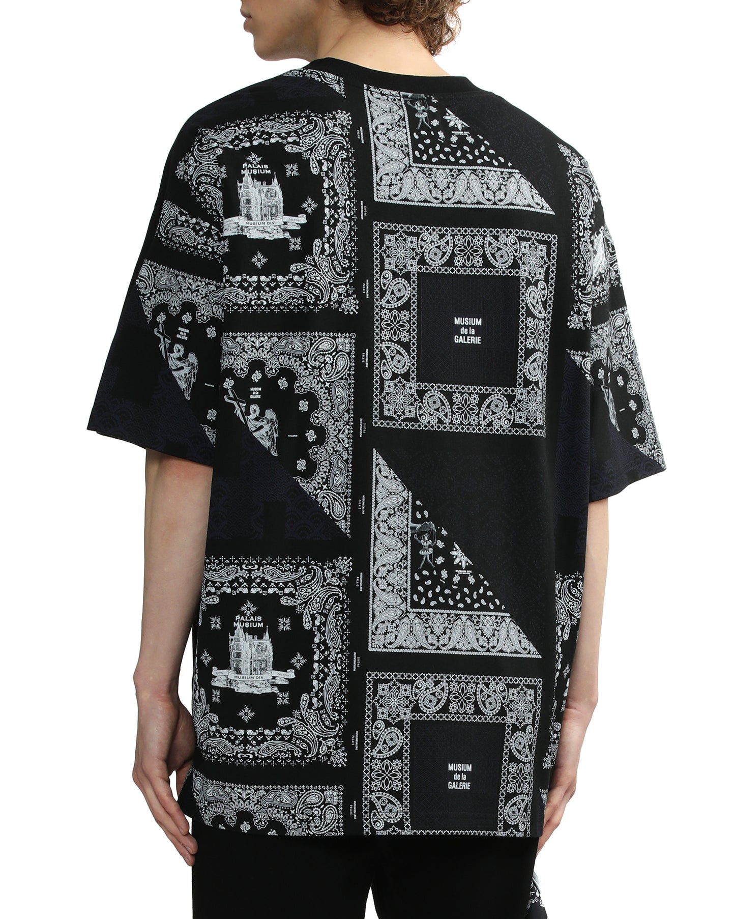 SCARF ACCENT GRAPHIC TEE