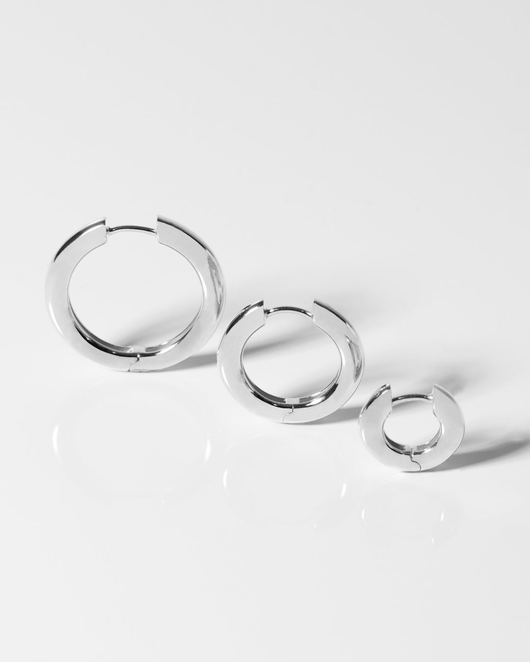 CARRARA PIANURA MEDIO Rhodium Plated Hoop Earrings